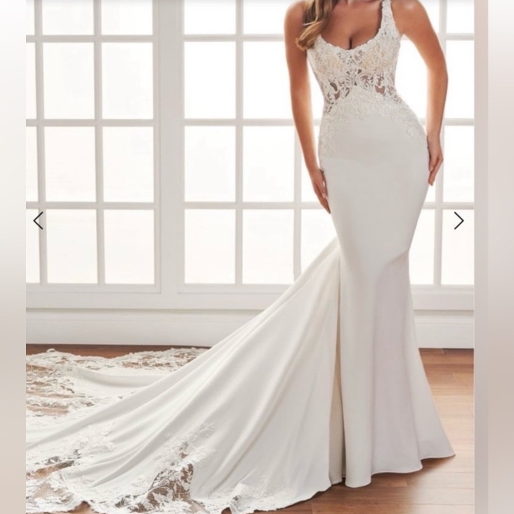 White Sleeveless Sweetheart Wedding Gown
